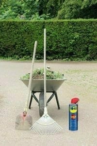 Curăţarea uneltelor de grădină