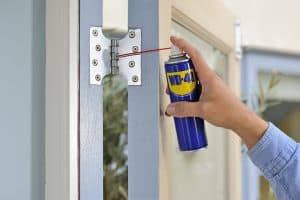 WD-40 aplicat pe balamaua ușii