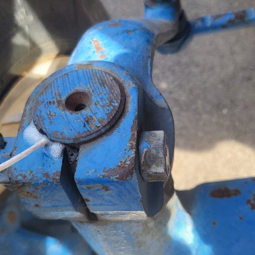 Spray WD-40 – Soluție eficientă pentru deblocarea șuruburilor blocate la tractorul U-40 ii