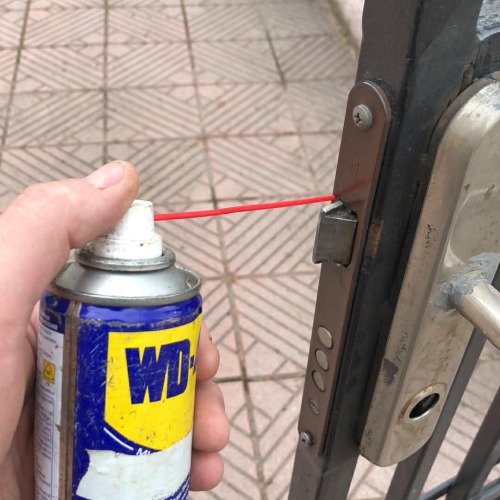 Ungere clanța poarta