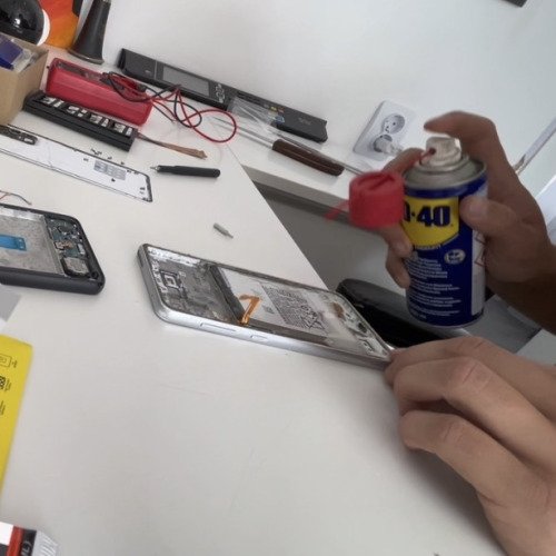 Îndepărtarea în siguranță a unei baterii lipite dintr-un telefon mobil cu ajutorul WD-40