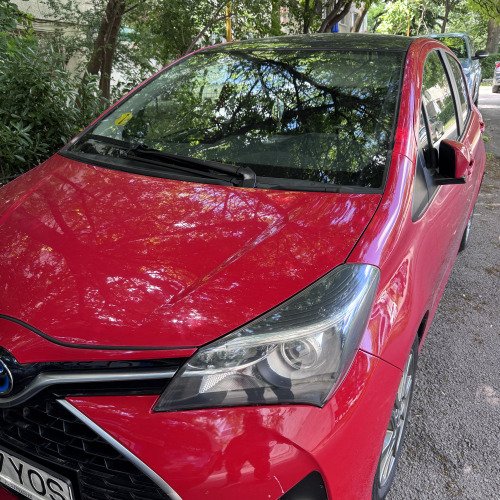 Gresarea elementelor de caroserie la auto Toyota Yaris.